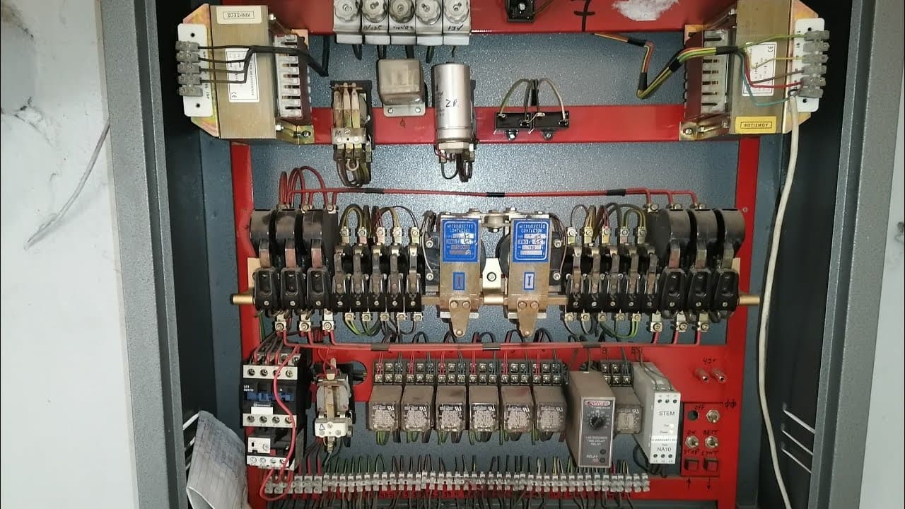 Eski asansör sistemi ve yıpranmış parçalar